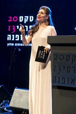 קרן מור מנחה בטקס פרסי האופנה הישראלי 2013